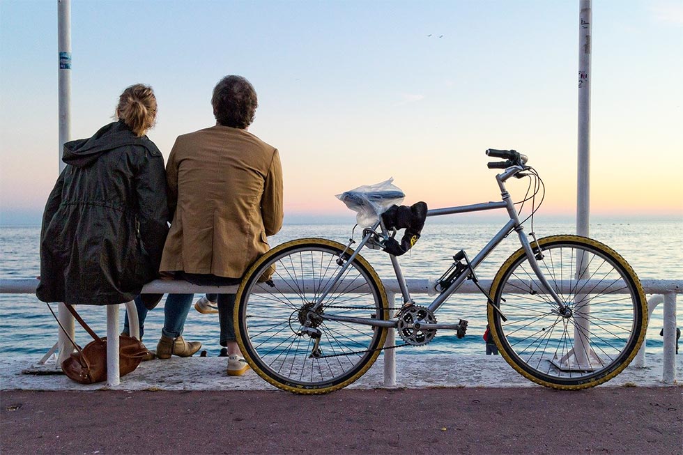 自転車を駐輪して休憩するカップル
