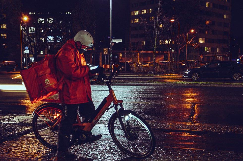 夜間の自転車ライト灯火のイメージ