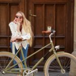 自転車と女性のイメージ